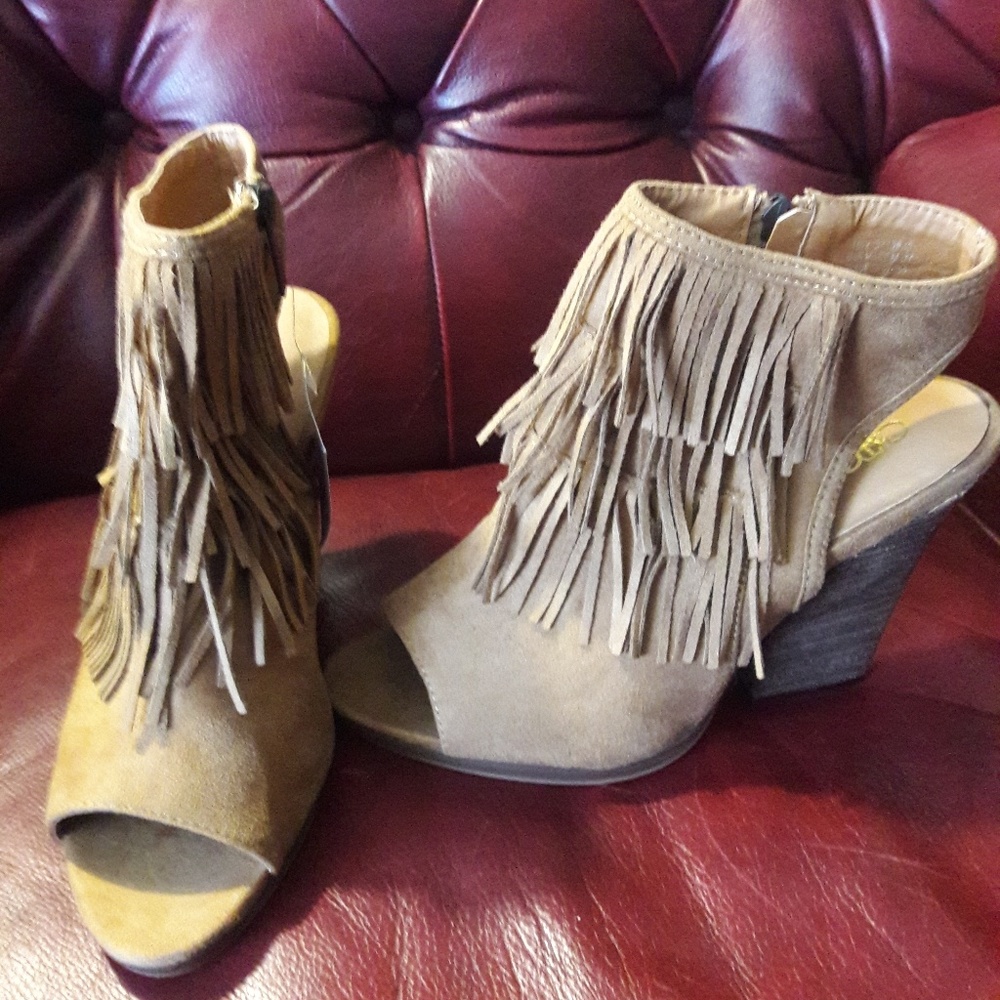 New faux suede fringe ankle bootie 10W